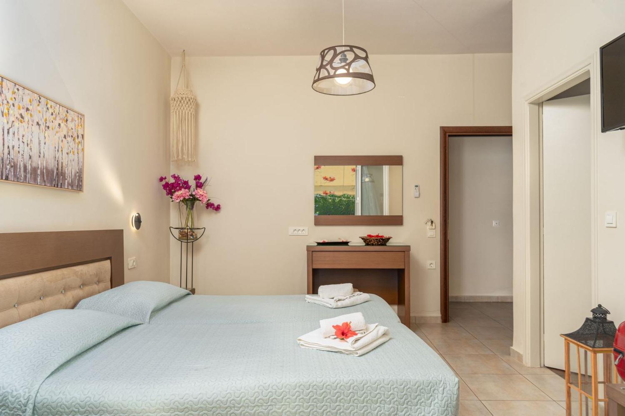 Stathis Beachfront Luxury Rooms Каламакі Номер фото