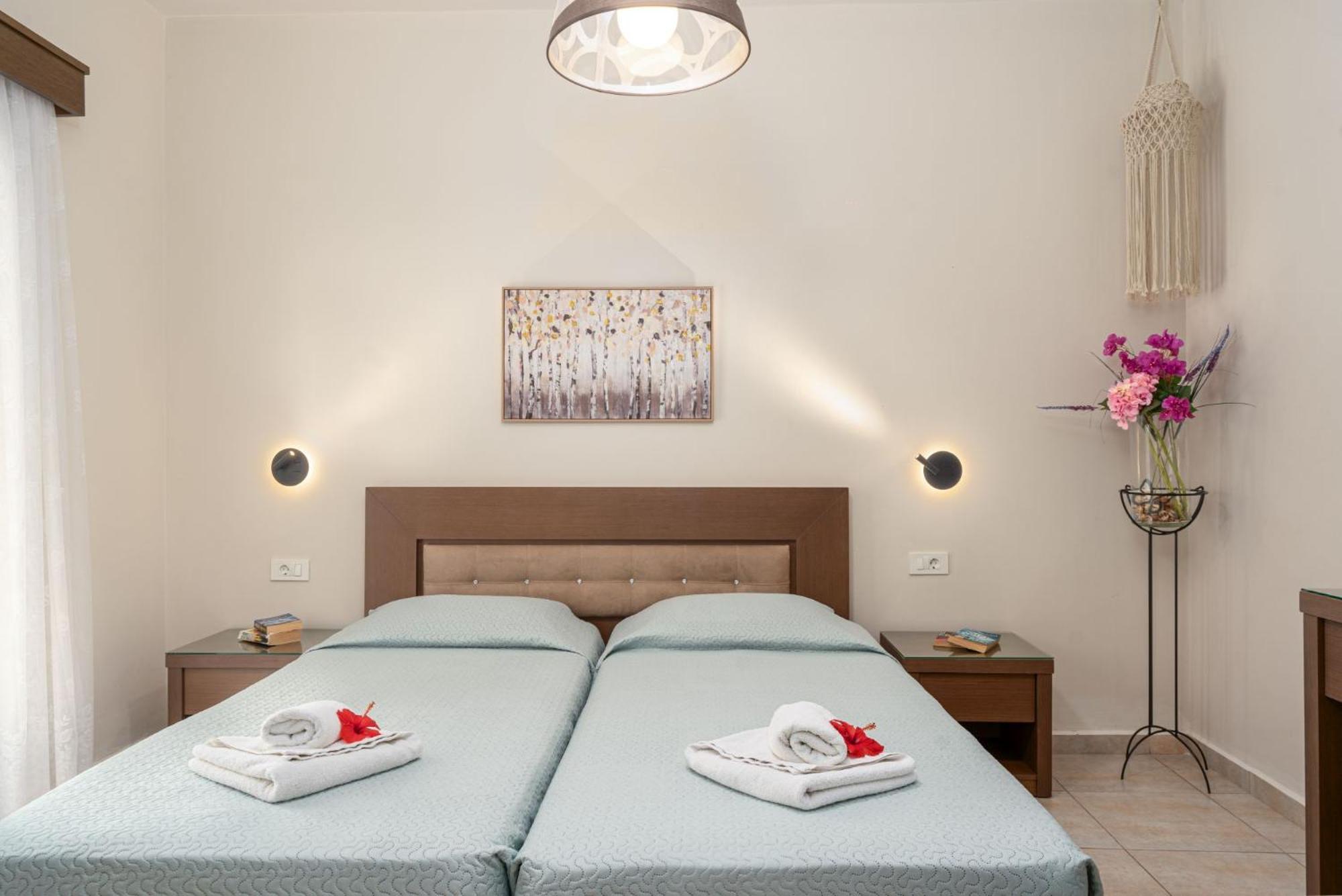 Stathis Beachfront Luxury Rooms Каламакі Номер фото