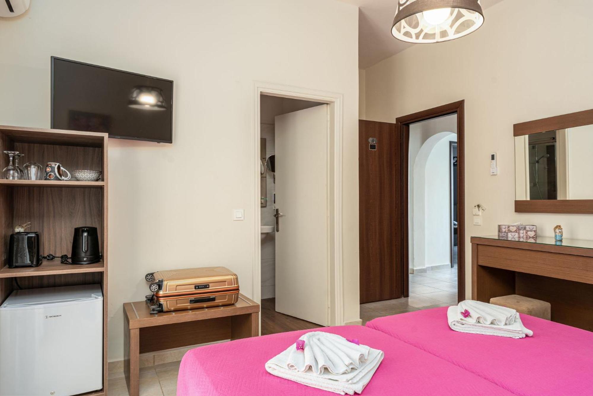 Stathis Beachfront Luxury Rooms Каламакі Екстер'єр фото