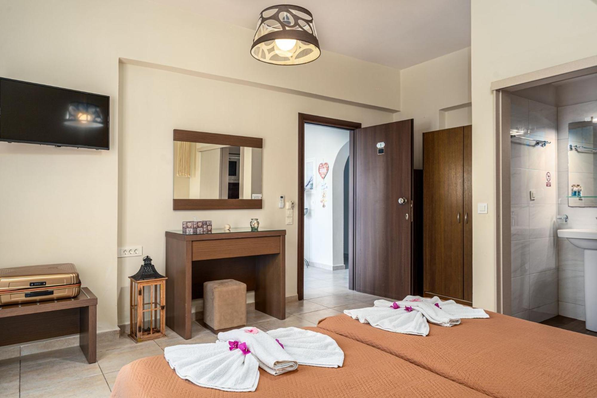 Stathis Beachfront Luxury Rooms Каламакі Екстер'єр фото